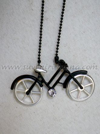 Винтидж колие колело, черно и сребърно