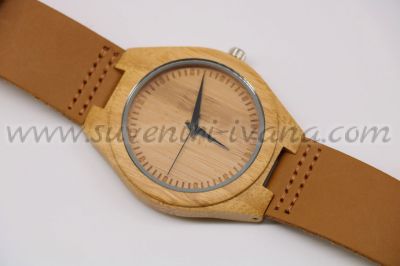 дървен часовник с кожена каишка