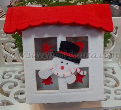Коледна къщичка от филц с ръчна декорация  23,5 х 22,5 х 13,0 см.