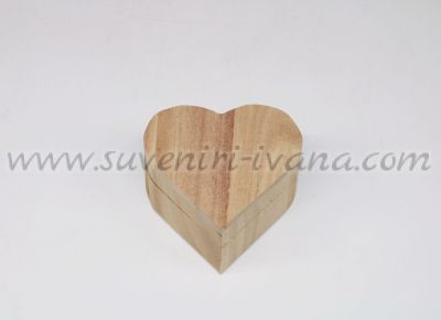 Дървена кутия за декупаж с формата на сърце