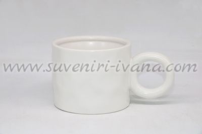 Бяла керамична чаша с голяма дръжка