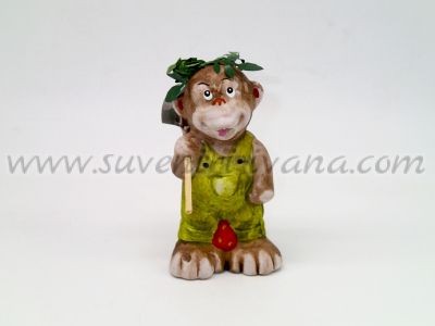 Керамична фигурка маймуна с лопатка и зелен гащеризон