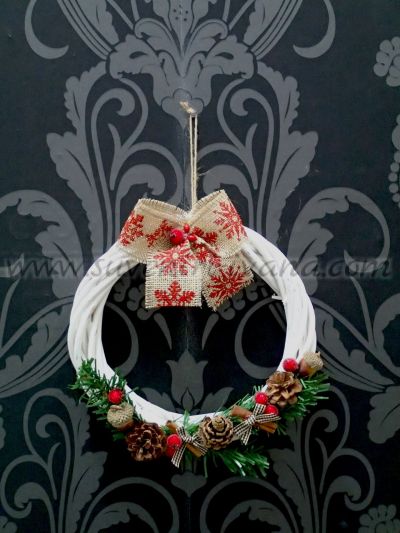 Коледен венец с бяла основа и ръчна декорация, диаметър 20,0 см.
