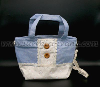 Чанта изработена от текстил с декорация дантела и копчета