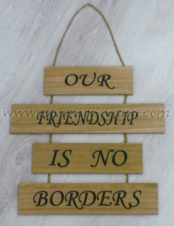 Дървено пано-табелка с надпис Our friendship is no borders