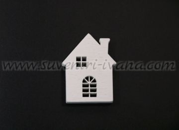 бяла дървена фигурка къщичка