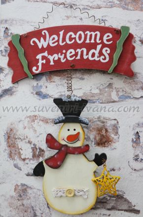 Дървена табелка със снежен човек и надпис 'Welcome Friends'