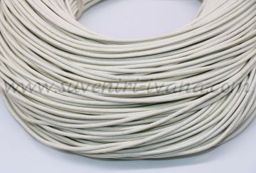 Бял шнур от естествена кожа, ширина 2 мм.