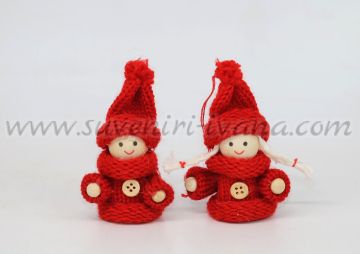 Коледни човечета за декорация с плетени дрешки