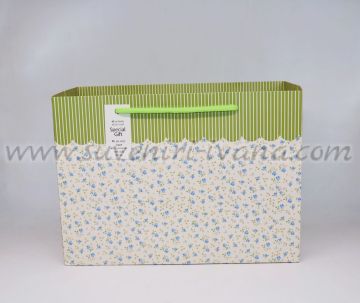 торбичка за подаръци на цветенца със светлозелени дръжки от текстил