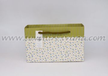 малка торбичка за подаръци на цветенца със светлозелени дръжки от текстил