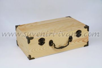дървена кутия с формата на куфар