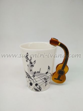 чаша класическа китара с музикални ноти