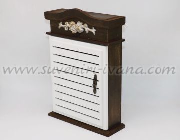Дървена кутия за ключове с бяла вратичка