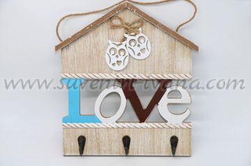 Дървена закачалка за ключове Love