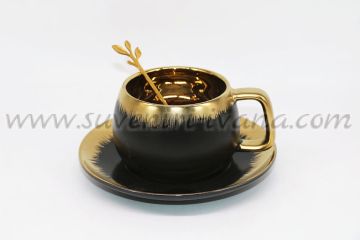 Комплект чаша с чинийка в черно и златно, модел две