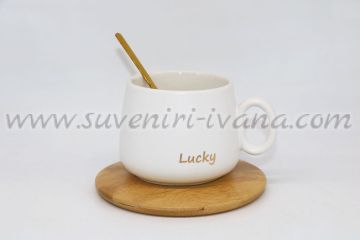 Чаша с бамбукова чинийка и надпис 'Lucky'