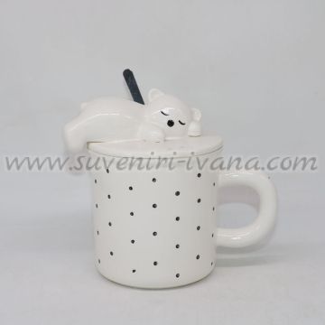 бяла чаша на точки с капак мече и лъжичка