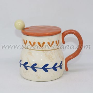 чаша на сърца и флорални орнаменти