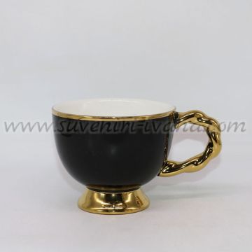 луксозна черна чаша със златиста дръжка