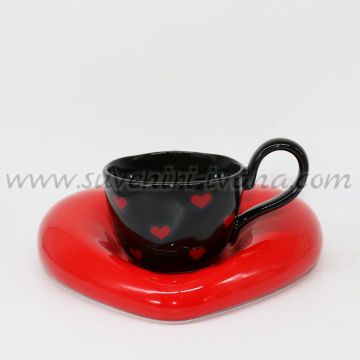 чаша с чинийка сърце – червено и черно