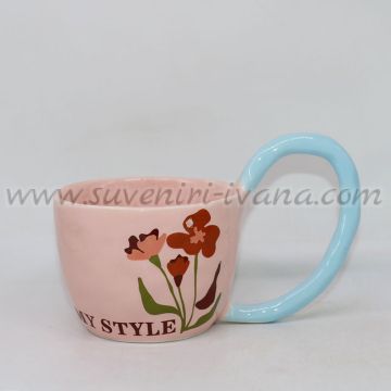 розова чаша с флорални мотиви и светлосиня дръжка