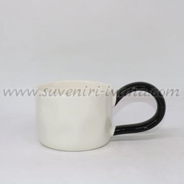 модерна интериорна бяла чаша с черна дръжка