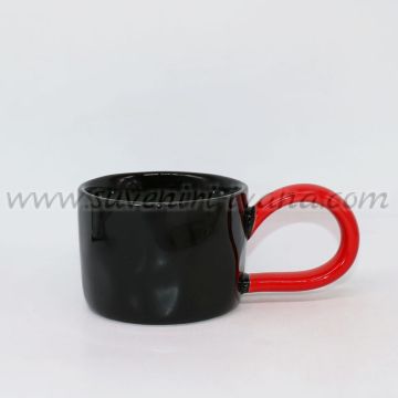 модерна черна чаша с червена дръжка