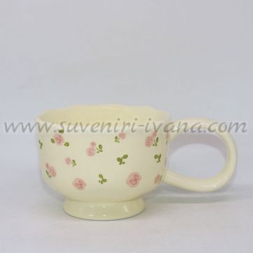 керамична чаша с релефен ръб и розови цветчета