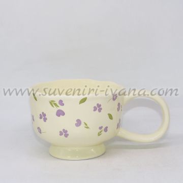 керамична чаша с релефен ръб и лилави цветчета