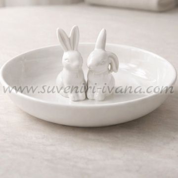 керамична чинийка за великденски яйца с две зайчета