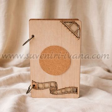 Дървен скрапбукинг албум с крафт корица и декоративни елементи