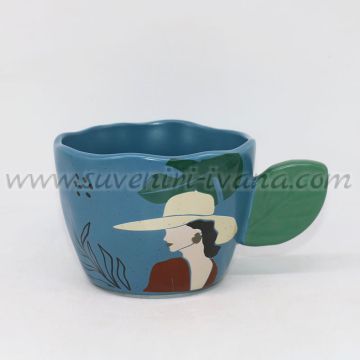 синя керамична чаша с дама и шапка