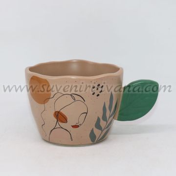 бежова керамична чаша с артистично лице