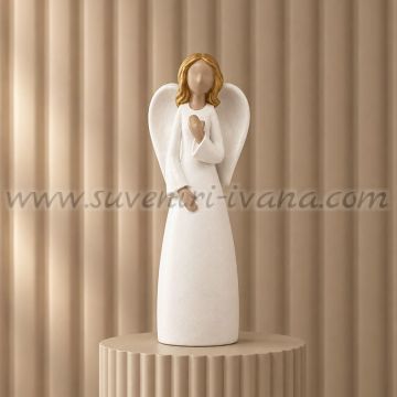 Декоративна фигурка ангел с ръка на гърдите от полирезин – 9,5 см