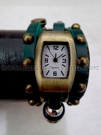 Часовник гривна в стил винтидж с кожена каишка, капси и мъниста