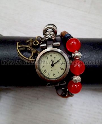 Часовник гривна в стил винтидж с кожена каишка, мъниста и метален елемент конче