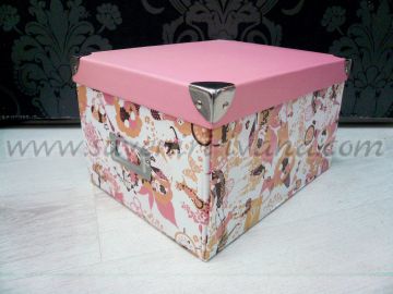 Сгъваема картонена кутия с метални ъгли на капака, розова