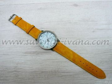 Часовник за ръка с жълта каишка и изрезки от вестник на циферблата