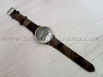 Часовник за ръка с военен джип на циферблата