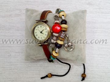 Часовник-гривна с кожена каишка, мъниста и метален елемент сърце