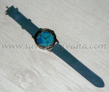 Часовник за ръка с глобус на света на циферблата, синя каишка