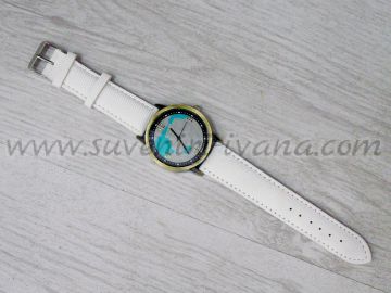 ръчен часовник с бяла каишка