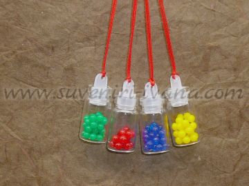 Стъклени шишенца с разноцветни топчета
