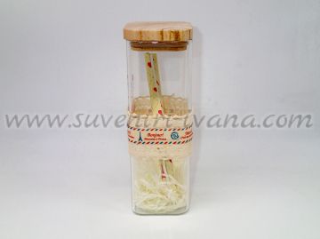 стъклен буркан с дървено капаче