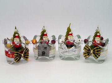 Свещ дядо Коледа в стъклена чашка с различна коледна декорация