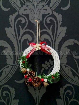 Коледен венец с бяла основа и ръчна декорация, диаметър 14,0 см.