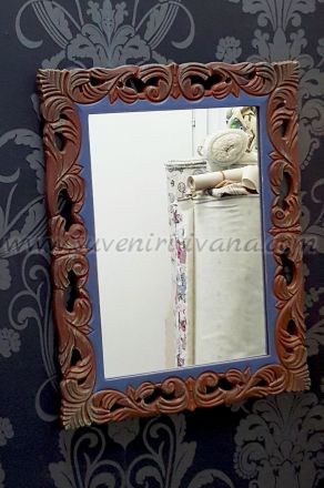 Oгледало за стена с дървена рамка