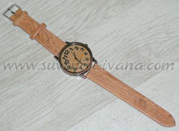 Часовник за ръка с циферблат и кожена каишка с цвят натурално дърво