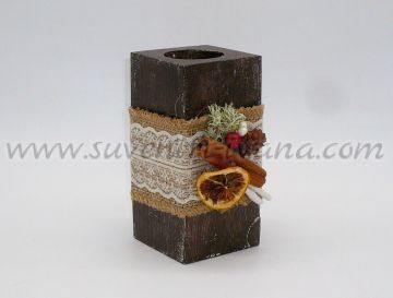 Дървен свещник с ръчна декорация 5,7 х 12,0 см.